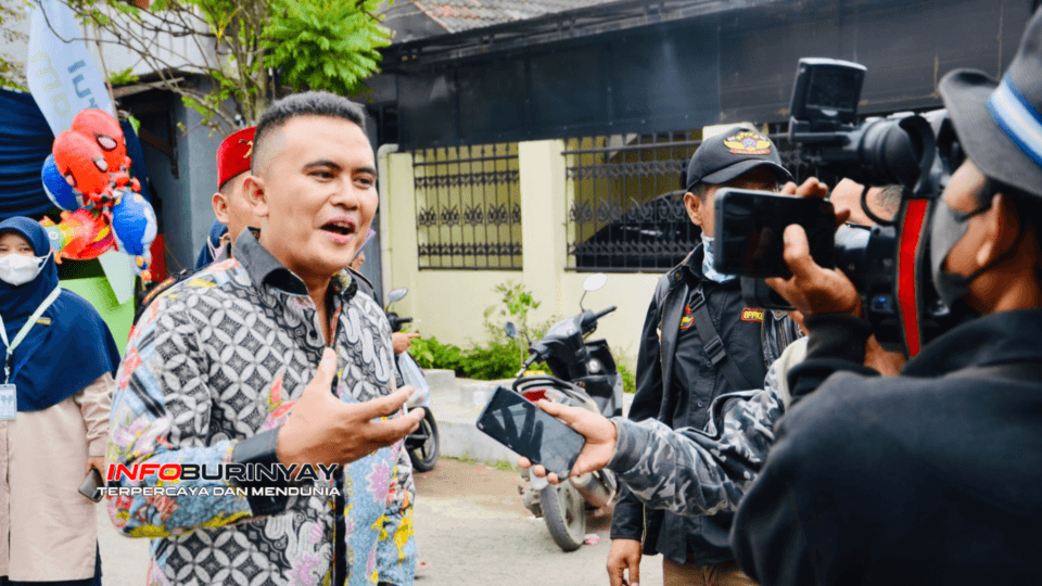 Lucky Richard Chasmaran berbicara di depan kamera dengan beberapa orang di sekitarnya