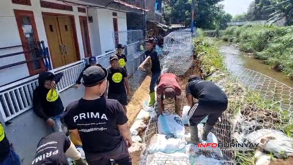 Anggota PRIMA bersama warga memasang kawat bronjong di bantaran Sungai Cigede, Kampung Lamajang, Desa Citeureup, Dayeuhkolot, Bandung, untuk mencegah banjir.