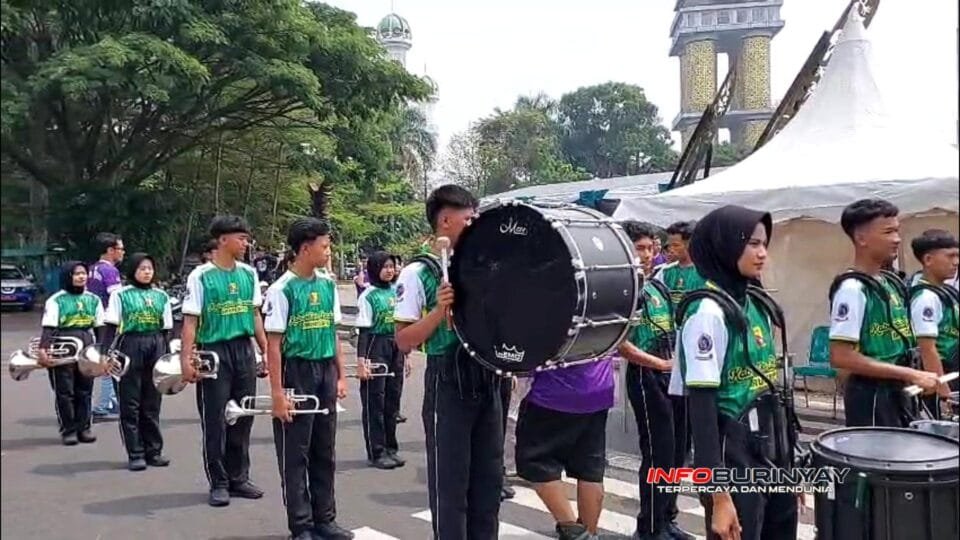 Atlet drumband Kabupaten Bandung bersiap tampil dalam Babak Kualifikasi Porprov Jawa Barat XV 2026 di Lapangan Upakarti Soreang
