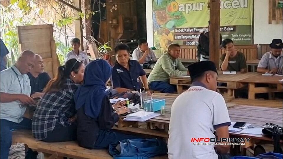 Peserta kegiatan Pra Uji Kompetensi Wartawan (UKW) Bandung Raya Net tengah mengikuti pembekalan dari narasumber PWI Jawa Barat di Warung Euceu, Jalan Raya Rancaekek–Majalaya, Desa Bojongloa, Kabupaten Bandung, Senin (20/10/2025).