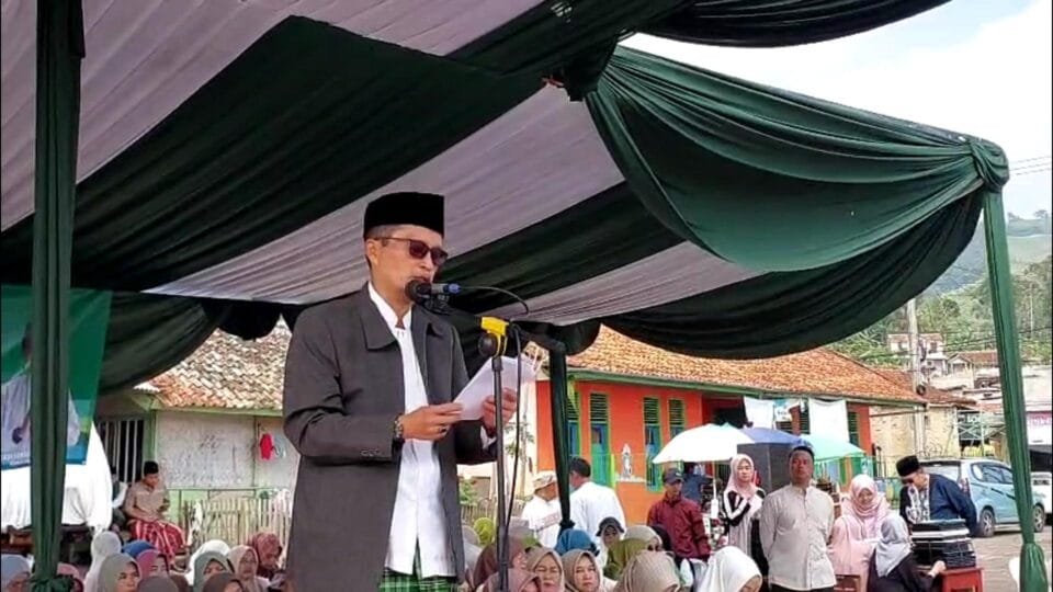 Camat Ciwidey Nardi Sunardi memimpin upacara Hari Santri Nasional ke-11 Tahun 2025 di Lapangan Desa Lebakmuncang, Kecamatan Ciwidey, Kabupaten Bandung.