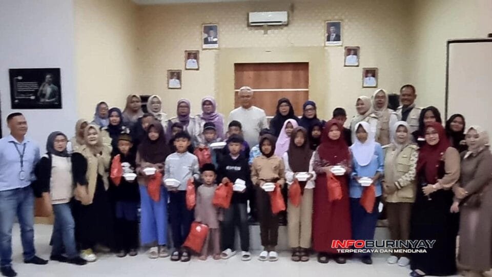 Camat Rancaekek berdiri di tengah bersama anak-anak yatim dan tim Gerbang Sedekah Cendikia Foundation seusai kegiatan Jumat Berkah di Aula Kecamatan Rancaekek.