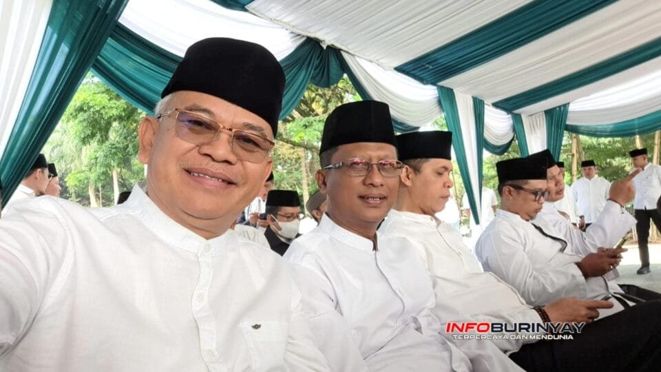Camat Rancaekek menghadiri peringatan Hari Santri Nasional 2025 di Lapangan Upakarti bersama jajaran pemerintah kecamatan dan tokoh masyarakat Rancaekek.