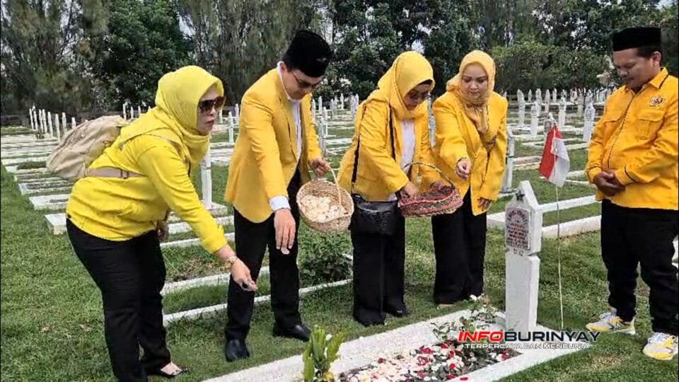 Kader Partai Golkar Jawa Barat menaburkan bunga di makam pahlawan Taman Makam Pahlawan Cikutra Bandung dalam rangka memperingati HUT Golkar ke-61.