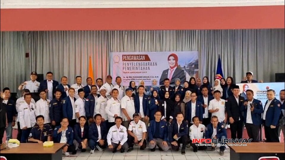 Dr. Hj. Ineu Purwadewi Sundari, S.Sos., M.M., Anggota DPRD Provinsi Jawa Barat, berfoto bersama jajaran pengurus Karang Taruna Jawa Barat dalam kegiatan “Pengawasan Penyelenggaraan Pemerintahan Tahun Anggaran 2025”