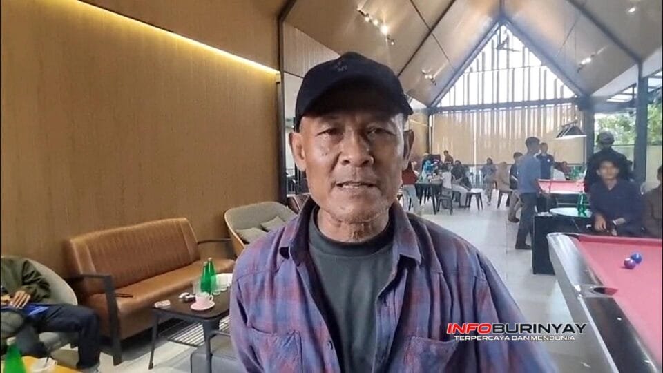 H. Tri Rahmanto, tokoh Kabupaten Bandung, saat diwawancarai dalam momen perayaan ulang tahunnya yang ke-56 di Cafe Groei, Desa Sukapura, Kecamatan Dayeuhkolot, Sabtu 25 Oktober 2025.