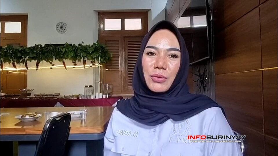 Hj. Linda Herlina di awancara pada kegiatan Road Show KDMP di Aula Kecamatan Cicalengka Kabupaten Bandung