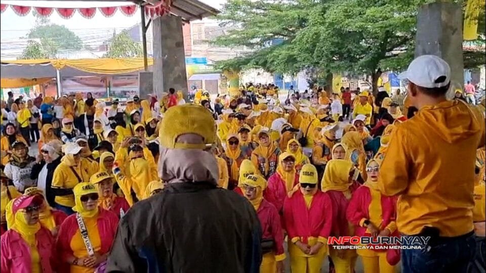 Ribuan peserta mengenakan atribut kuning dan sebagian merah muda mengikuti kegiatan senam sehat HUT Golkar ke-61 di Dome Rancaekek, Kabupaten Bandung.