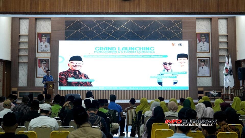 Suasana Grand Launching dan Pengukuhan Lembaga Bantuan Hukum (LBH) Majelis Ulama Indonesia (MUI) Kabupaten Bandung di Gedung Mohamad Toha, Soreang, pada Jumat 17 Oktober 2025, dengan Bupati Bandung Dadang Supriatna memberikan sambutan di hadapan peserta dan tamu undangan.