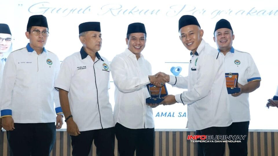 Sejumlah pengurus IKA PMII Kabupaten Bandung berjabat tangan dalam acara pelantikan dan rapat kerja di Gedung Mohammad Toha, Soreang.