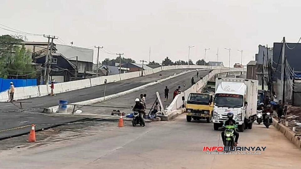 Pekerja dan alat berat sedang membangun Flyover Bojongsoang di Kabupaten Bandung