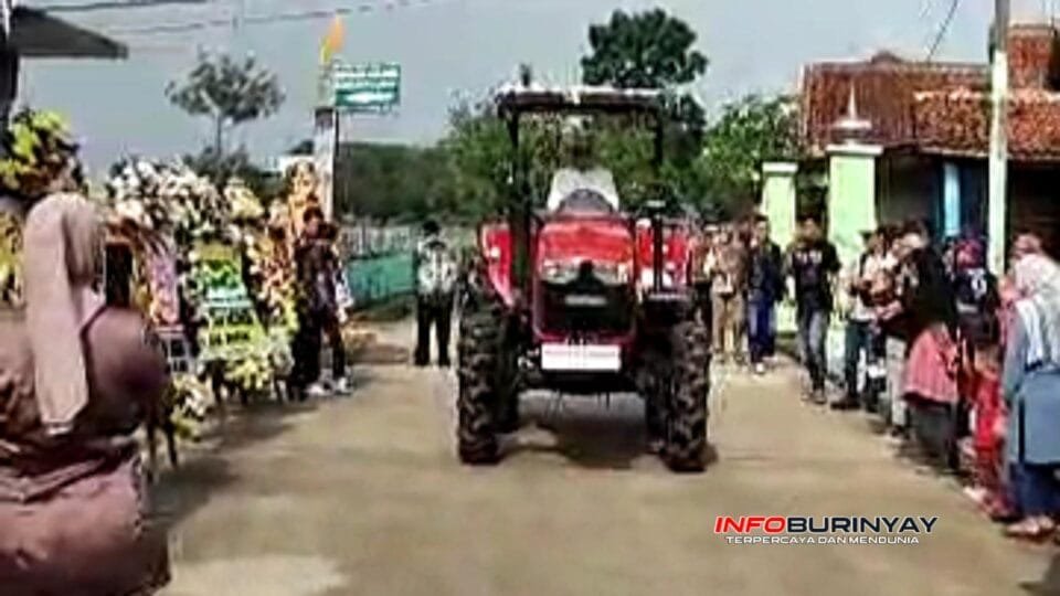 Ketua Pemuda Tani Bandung Luthfian Kurniansyah naik traktor empat roda saat seserahan pernikahan.