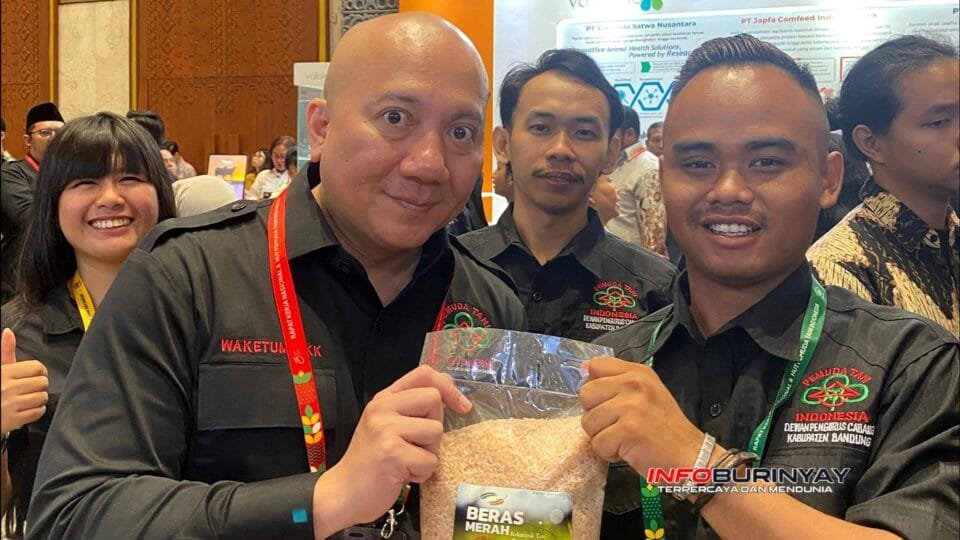 Ketua Pemuda Tani Kabupaten Bandung Luthfian Kurniansyah, S.P., bersama jajaran pengurus menampilkan produk beras merah lokal sebagai simbol dukungan terhadap kebijakan Menteri Pertanian menurunkan harga pupuk bersubsidi 20 persen
