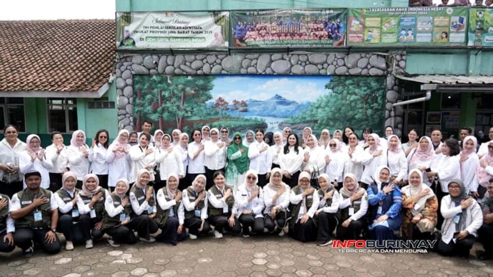 Ketua TP PKK Kabupaten Bandung Emma Dety Permanawati bersama Ibu Wakil Presiden RI Selvi Ananda berdiri di tengah barisan tim PKK, Posyandu, dan tenaga kesehatan Kabupaten Bandung saat kunjungan program kacamata gratis di SDN Griya Bandung Indah, Kecamatan Bojongsoang, Rabu (22/10/2025).