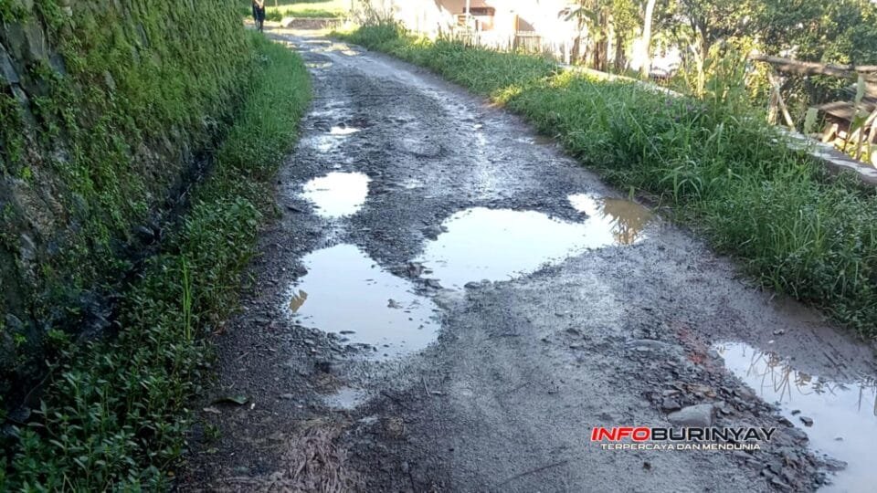 Kondisi jalan rusak dan berlubang di Desa Lamajang Kecamatan Pangalengan Kabupaten Bandung sebelum diperbaiki melalui program BKK Panas Bumi 2025