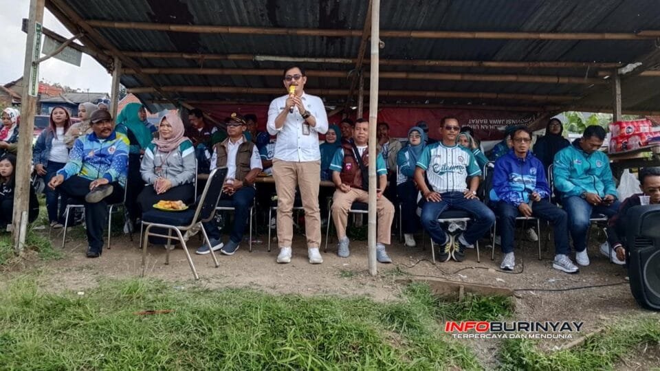 Koordinator Pengawas Disdik Kabupaten Bandung Entis Sutisna memberikan sambutan di Festival Oltrad Cileunyi.