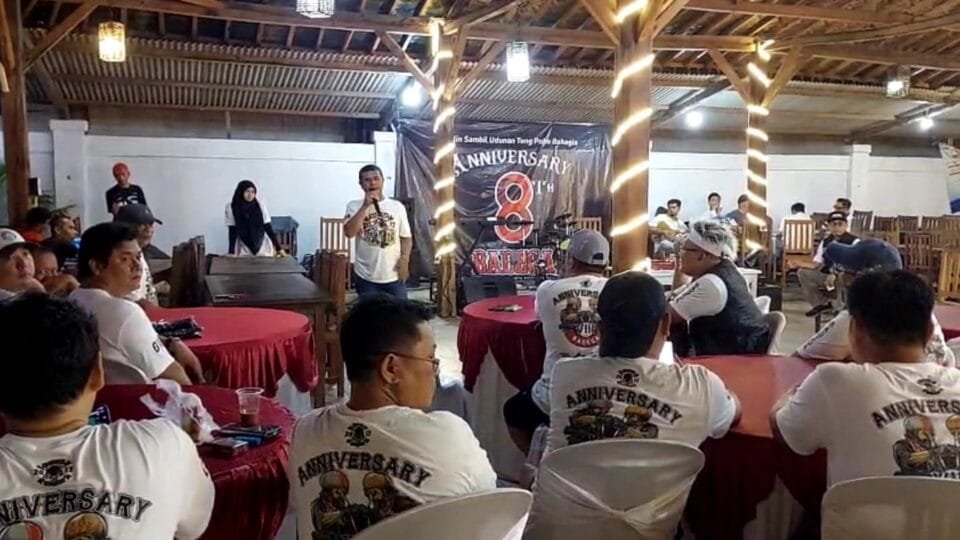 Para kepala desa yang tergabung dalam komunitas Badega Kabupaten Bandung menghadiri perayaan Anniversary ke-8 di Dian Resto, Kampung Turis Pangandaran, Jawa Barat, Jumat (31102025) malam.