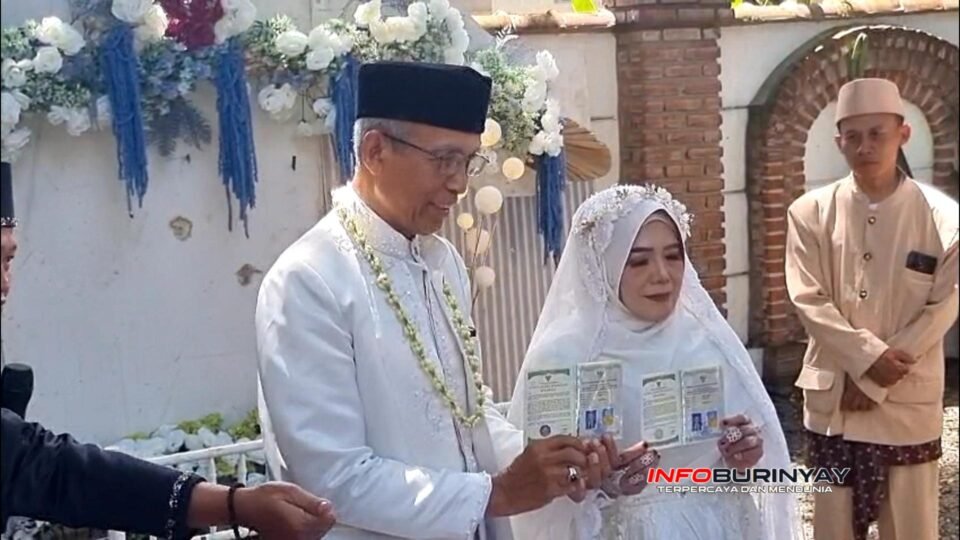 Pasangan pengantin Umi Falah dan Herry Rukmana menunjukkan buku nikah usai akad di Imah Asta Rancaekek Kabupaten Bandung.