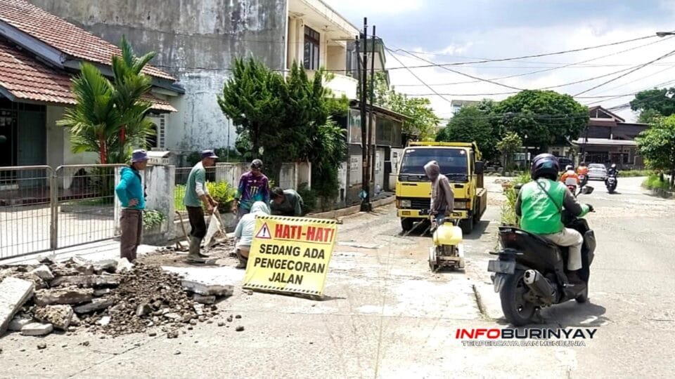 Pekerja tengah melakukan pengecoran jalan utama di wilayah RW 21 Kopo Permai, Desa Cangkuang Kulon, Kabupaten Bandung, sebagai bagian dari program perbaikan infrastruktur yang diperjuangkan FORSABILL bersama pemerintah desa.