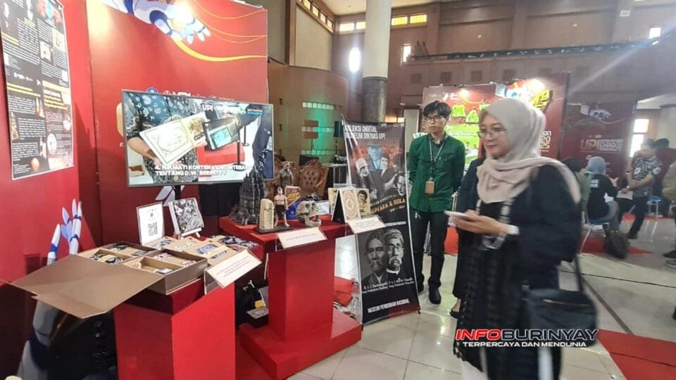 Pengunjung melihat koleksi dan inovasi digital di Museum Pendidikan Nasional UPI.