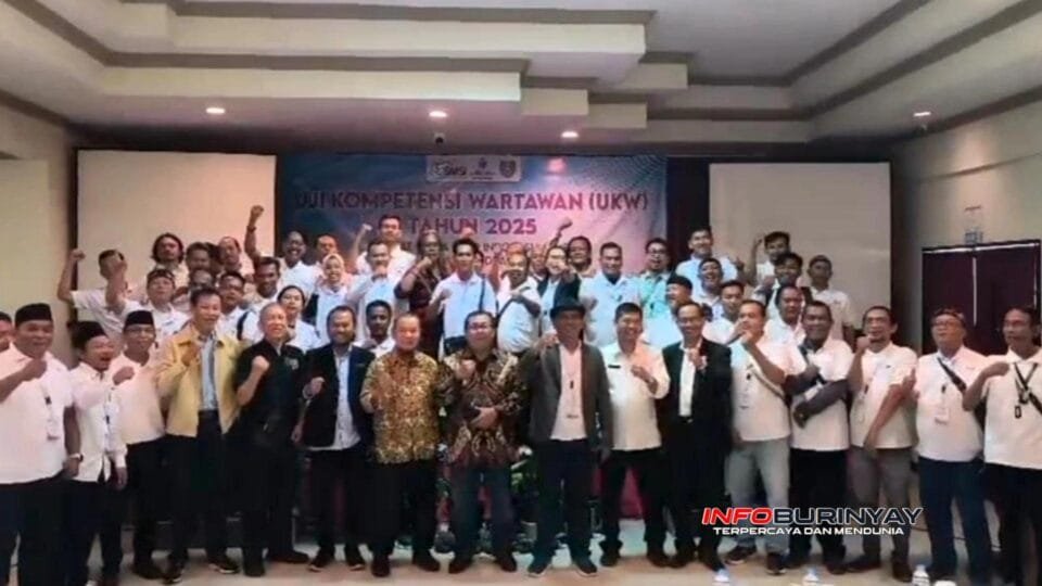 Peserta Uji Kompetensi Wartawan (UKW) Tahun 2025 yang digelar Serikat Media Siber Indonesia (SMSI) Kabupaten Indramayu berfoto bersama usai penutupan di Grand Trisula Hotel.