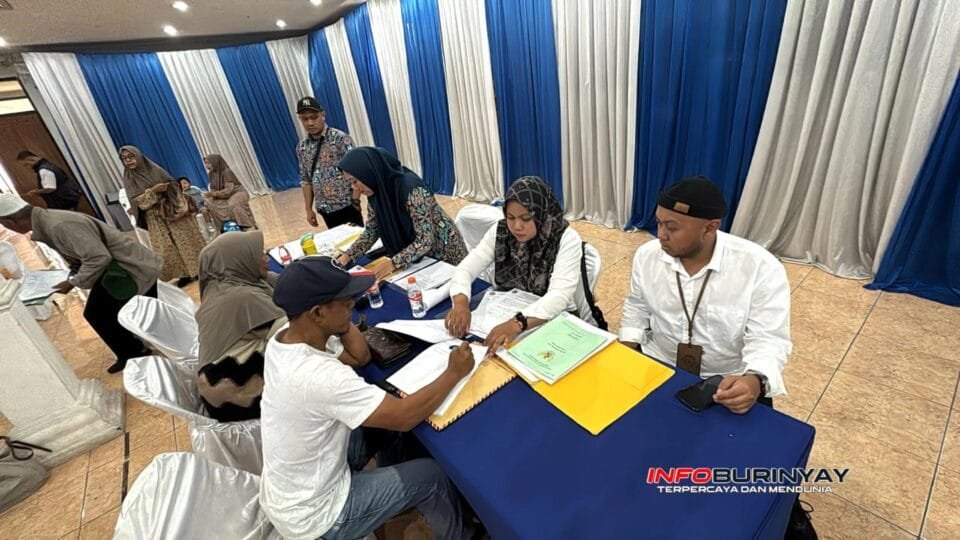 Petugas ATRBPN Kabupaten Bandung melayani warga penerima uang ganti rugi pembebasan lahan proyek Tol Getaci di BRI Cabang Majalaya, Rabu (29102025).