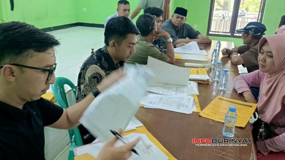Petugas ATRBPN Kabupaten Bandung menyerahkan berkas sertifikat tanah program PTSL 2025 kepada warga Desa Margahayu Selatan di aula desa.