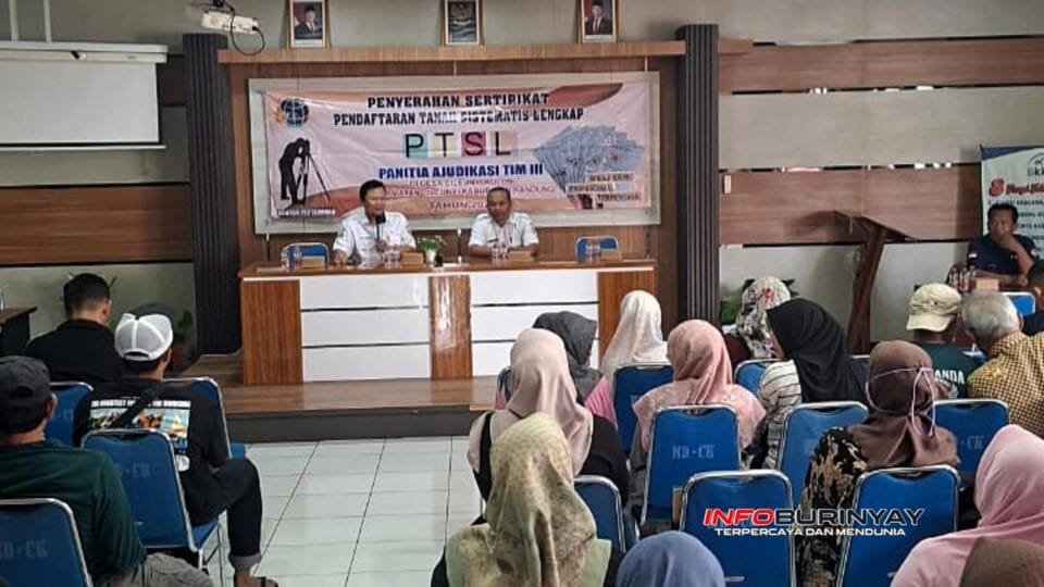 Petugas ATRBPN Kabupaten Bandung menyerahkan sertifikat tanah elektronik program PTSL kepada warga Desa Cileunyi Kulon, Kecamatan Cileunyi, Rabu (22102025)