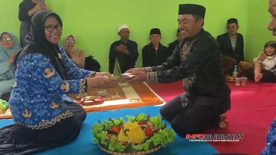 Plt Kepala SDN Ciranjang 2 Peni Kartilah bersama Kepala Desa Sugihmukti H. Ruswan Buhori melakukan prosesi pemotongan tumpeng sebagai tanda syukuran rampungnya pembangunan gedung baru dua lantai.