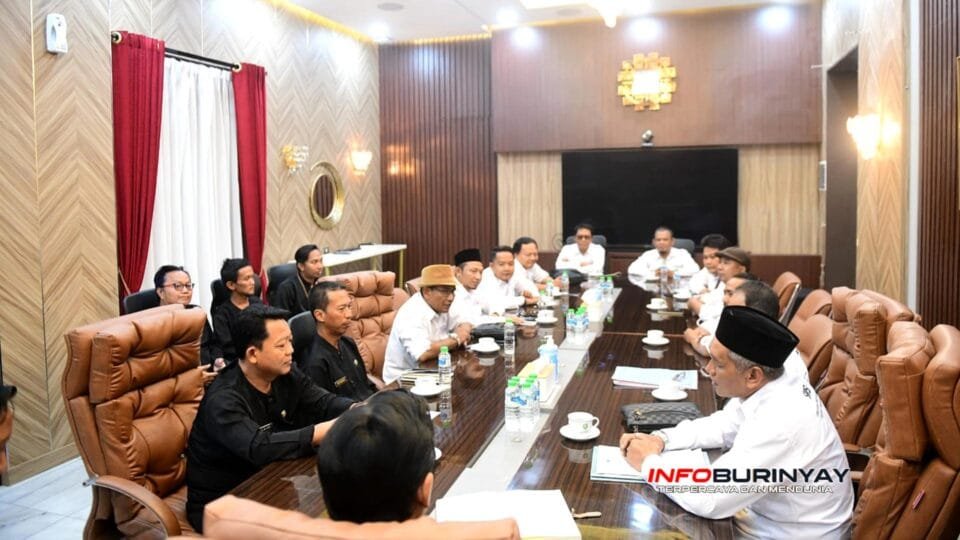 Rapat persiapan Uji Kompetensi Wartawan (UKW) perdana yang digelar Serikat Media Siber Indonesia (SMSI) Kabupaten Indramayu bersama panitia dan peserta di Hotel Trisula Indramayu.