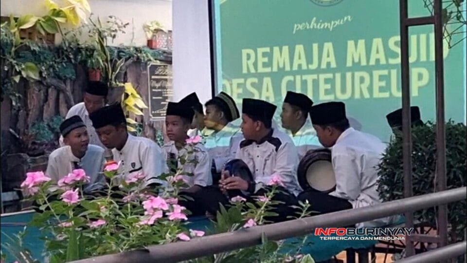 Sekelompok santri remaja Masjid Desa Citeureup tampil memainkan rebana dalam peringatan Hari Santri Nasional 2025 yang digelar PRIMA di Masjid Miftahul Jannah, Kabupaten Bandung.