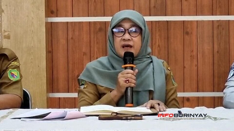 Sekretaris Camat Rancaekek Dra. Noor Syahadah, M.Si saat memberikan sambutan pada kegiatan sosialisasi Jasa Raharja di Aula Kecamatan Rancaekek, Kabupaten Bandung.