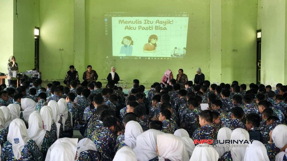 Sesi pelatihan menulis kreatif di SMPN 3 Turi Sleman, narasumber dari Komunitas Bacaan Media memberikan motivasi di depan ratusan siswa dengan tema “Menulis Itu Asyik! Aku Pasti Bisa