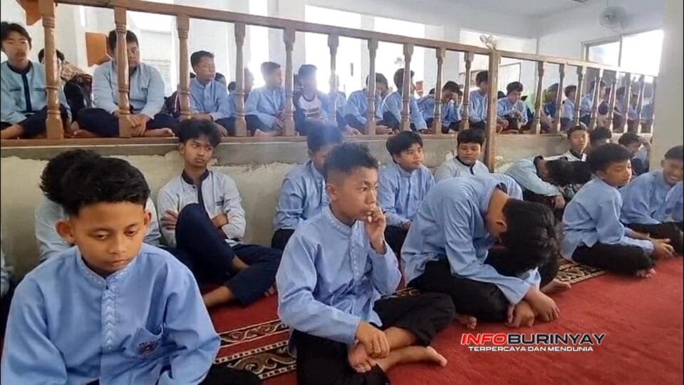 Siswa SMPN 1 Cileunyi mendengarkan khutbah Jumat di Masjid Al-Furqon Cimekar Kecamatan Cileunyi Kabupaten Bandung pada 31 Oktober 2024.