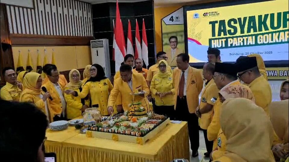 Para pengurus dan kader DPD Partai Golkar Jawa Barat melaksanakan syukuran dan potong tumpeng dalam rangka HUT Partai Golkar ke-61 di Aula DPD Golkar Jabar, Bandung, pada 20 Oktober 2025.