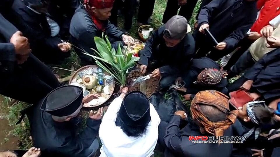 Warga Desa Mekarsari melaksanakan ritual Hajat Huluwotan di kaki Gunung Geulis, Pasirjambu, Kabupaten Bandung, sebagai bentuk syukur atas melimpahnya sumber air.