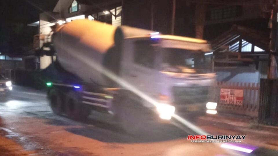 Truk molen pengangkut beton tiba di Jalan Kopo Permai, Desa Cangkuang Kulon, Kecamatan Dayeuhkolot, Minggu malam 26 Oktober 2025, untuk memulai pengecoran jalan utama.
