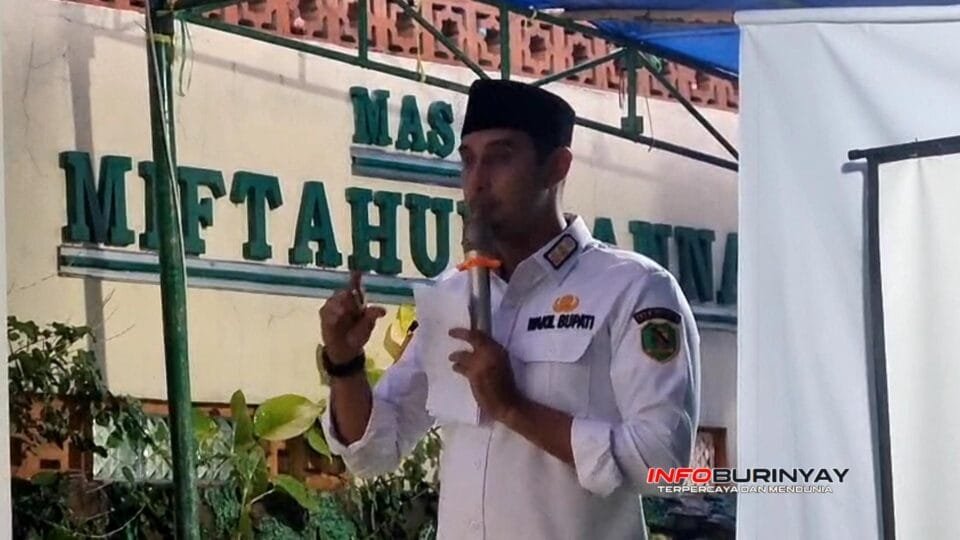 Wakil Bupati Bandung menyampaikan sambutan pada peringatan Hari Santri Nasional 2025 di Masjid Miftahul Jannah, Desa Citeureup, Kecamatan Dayeuhkolot.