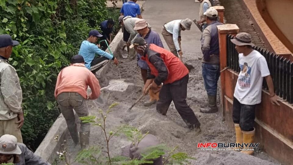 Warga Desa Sukaluyu, Kecamatan Pangalengan, Kabupaten Bandung, bergotong royong membangun jalan rabat beton menggunakan bantuan program Produksi Panas Bumi tahun anggaran 2025.