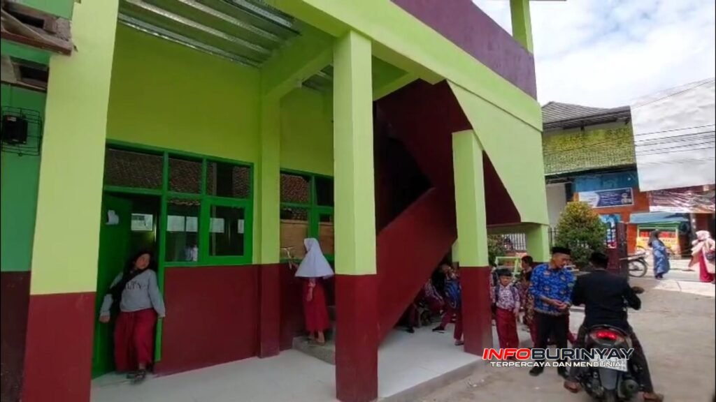 Tampak depan bangunan baru dua lantai SDN Ciranjang 2 Desa Sugihmukti Kecamatan Pasirjambu Kabupaten Bandung yang kini digunakan untuk kegiatan belajar siswa.