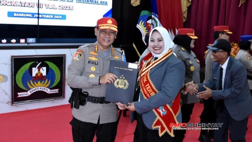 Eet Latifah menerima penghargaan peserta terbaik Diklat Kepemimpinan Administrator di Pusdikmin Lemdiklat Polri 2025