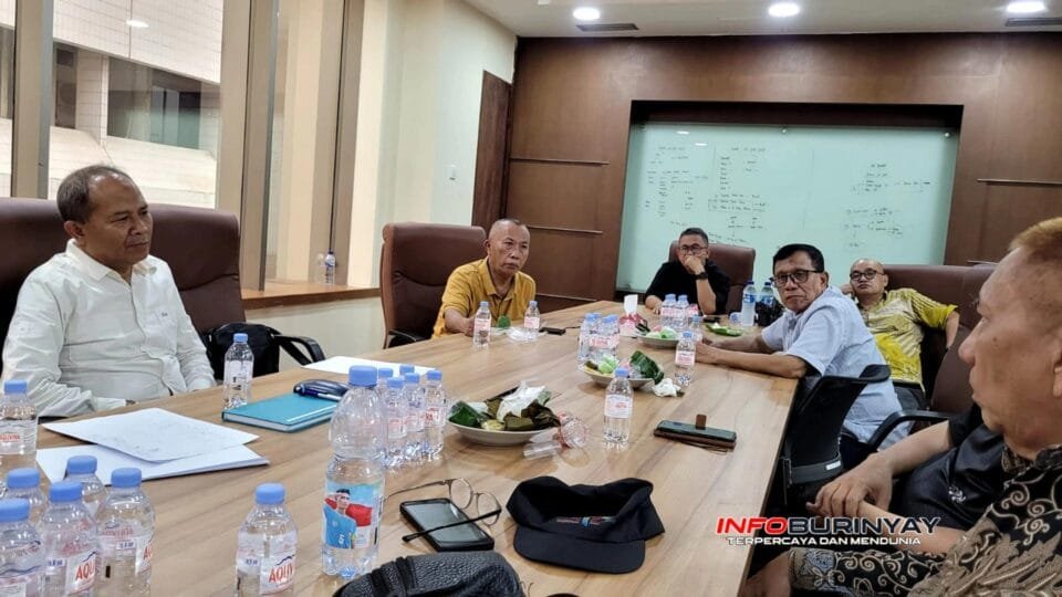 Diskusi mingguan Forum Wartawan Kebangsaan (FWK) di kantor media VOI Jakarta membahas perbaikan dunia pendidikan nasional bersama wartawan senior.