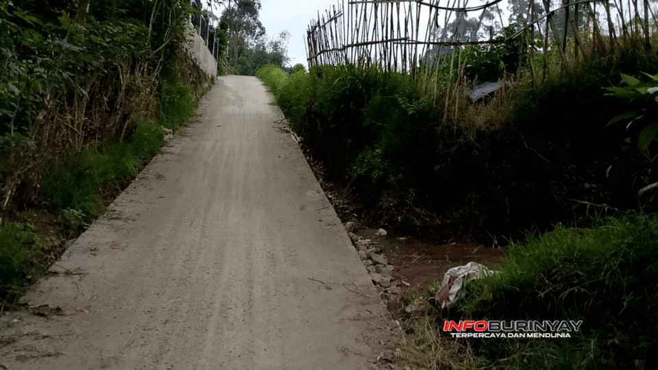 Pembangunan jalan rabat beton di Desa Sukamanah Pangalengan Kabupaten Bandung tahun 2025