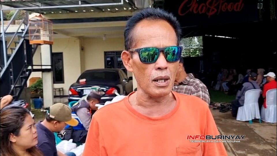 Abah Yayat Sudayat diwawancarai media usai kegiatan reses Faisal Radi Sukmana di Café Ayam Goreng Abah Yayat, Desa Linggar, Rancaekek, Kabupaten Bandung, Rabu (5112025).