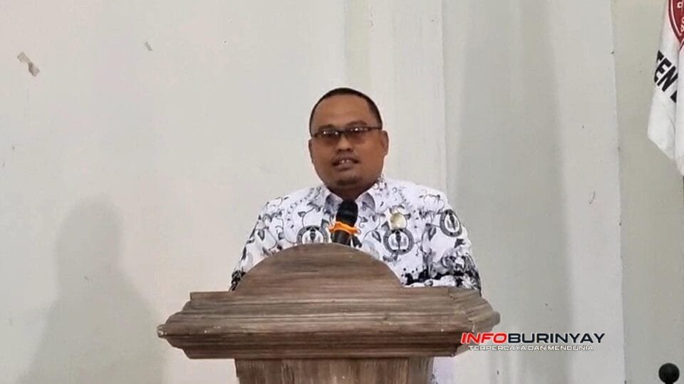 Adv. Agus Gandara, Ketua LBH PGRI Kabupaten Bandung, menyampaikan sambutan mewakili Ketua PGRI Kabupaten Bandung dalam acara penghargaan guru purna bakti di GSG PGRI Rancaekek