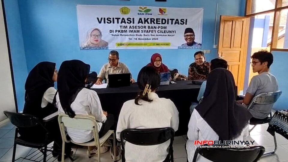 Asesor BAN-PDM Jawa Barat melakukan sesi wawancara dengan warga belajar PKBM Imam Syafei Cileunyi pada hari pertama visitasi akreditasi tahun 2025.