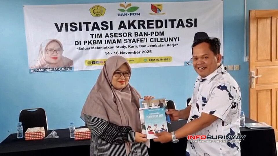 Asesor BAN-PDM tengah menerima dokumen dari pihak pengelola PKBM Imam Syafei pada penutupan visitasi akreditasi di Cileunyi. Keduanya berdiri di depan spanduk kegiatan visitasi akreditasi BAN-PDM.