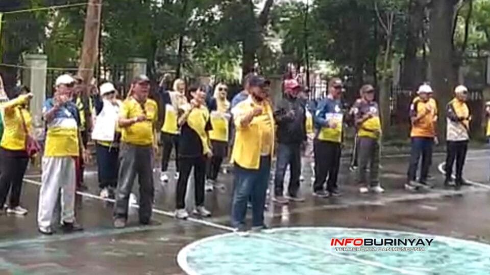 Atlet dan alumni SMAN 6 Bandung mengikuti upacara pelepasan menuju Spirit Porisman 12 di halaman sekolah dengan penuh semangat dan kekompakan.