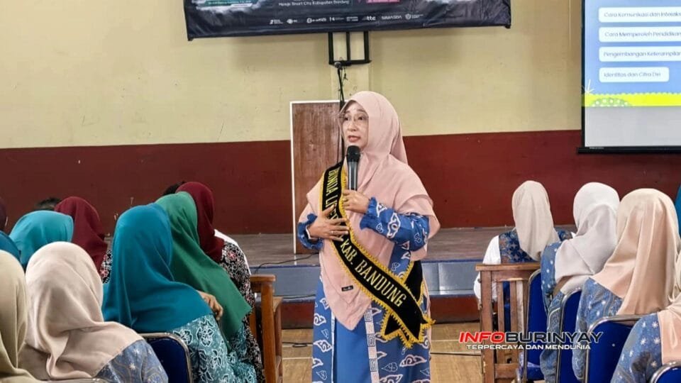 Bunda Literasi Kabupaten Bandung, Emma Dety Permanawati, menyampaikan pesan penting tentang perlindungan anak dari bahaya judi online pada Festival Literasi Digital di Desa Rancatungku.