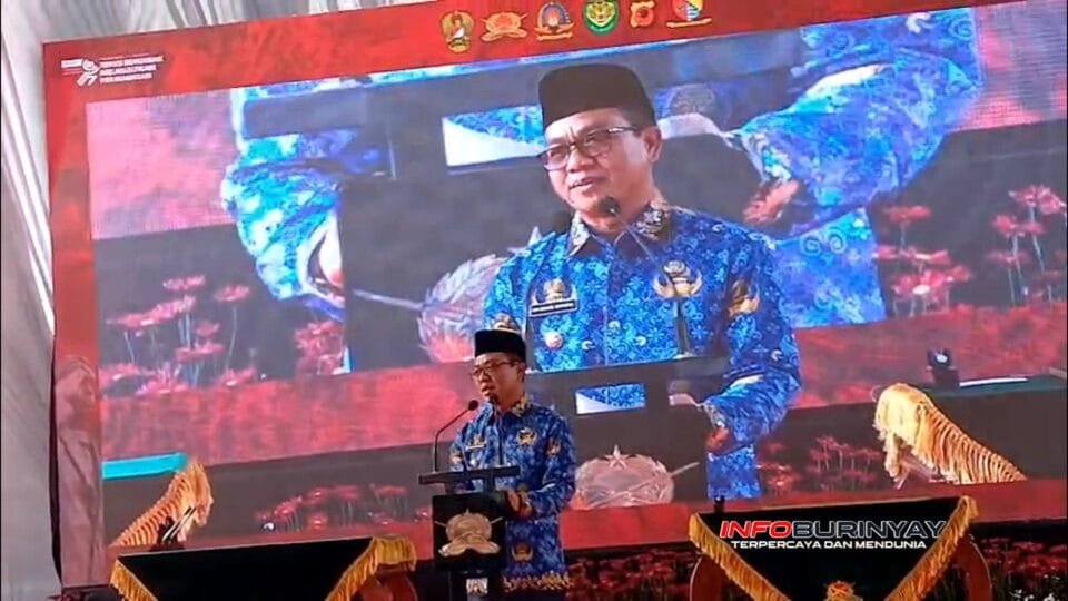 Bupati Bandung Dr. H.M. Dadang Supriatna menyampaikan sambutan saat peresmian Monumen Jenderal Sudirman di Soreang.